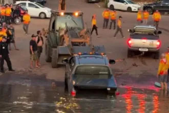 moradores-se-mobilizam-para-tirar-caminhonete-da-marinha-que-caiu-no-rio-araguaia;-video