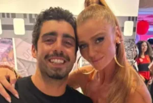 cintia-dicker-recebe-pedro-scooby-em-ensaio-no-salgueiro