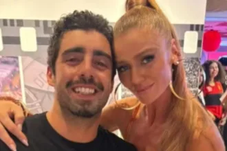 cintia-dicker-recebe-pedro-scooby-em-ensaio-no-salgueiro