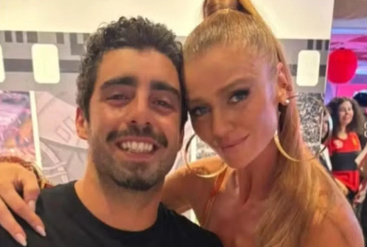 Cintia Dicker recebe Pedro Scooby em ensaio no Salgueiro