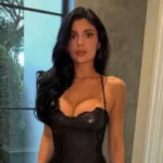 kylie-jenner-posa-com-proteses-de-445-ml-apos-cogitar-aumento