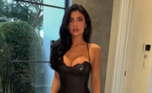 kylie-jenner-posa-com-proteses-de-445-ml-apos-cogitar-aumento