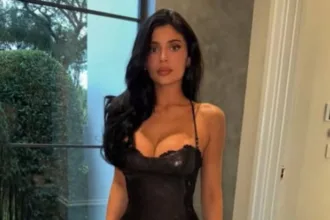 kylie-jenner-posa-com-proteses-de-445-ml-apos-cogitar-aumento