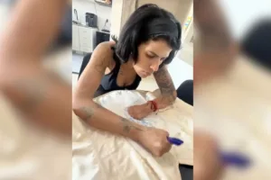 estilista-que-fez-carreira-em-goiania-e-tem-metade-dos-dedos-tenta-se-reeguer-apos-‘cancelamento’-nas-redes-sociais:-‘perdi-tudo’