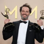 apos-‘zebra’,-ator-faz-historia-ao-receber-duas-estatuetas-de-melhor-ator-em-um-emmy-–-globo