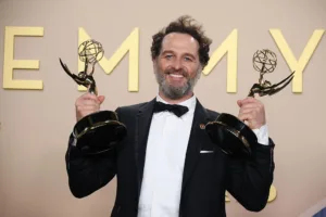 apos-‘zebra’,-ator-faz-historia-ao-receber-duas-estatuetas-de-melhor-ator-em-um-emmy-–-globo