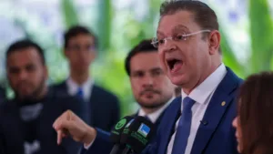 sostenes-diz-que-quaest-esta-“com-delay”-sobre-alta-de-flavio-–-poder360