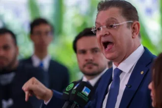 sostenes-diz-que-quaest-esta-“com-delay”-sobre-alta-de-flavio-–-poder360