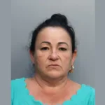 mulher-e-presa-apos-jogar-balde-de-fezes-em-vizinha-e-motivo-surpreende:-“um-caso-interessante”