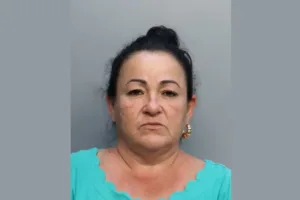 mulher-e-presa-apos-jogar-balde-de-fezes-em-vizinha-e-motivo-surpreende:-“um-caso-interessante”