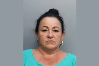 mulher-e-presa-apos-jogar-balde-de-fezes-em-vizinha-e-motivo-surpreende:-“um-caso-interessante”