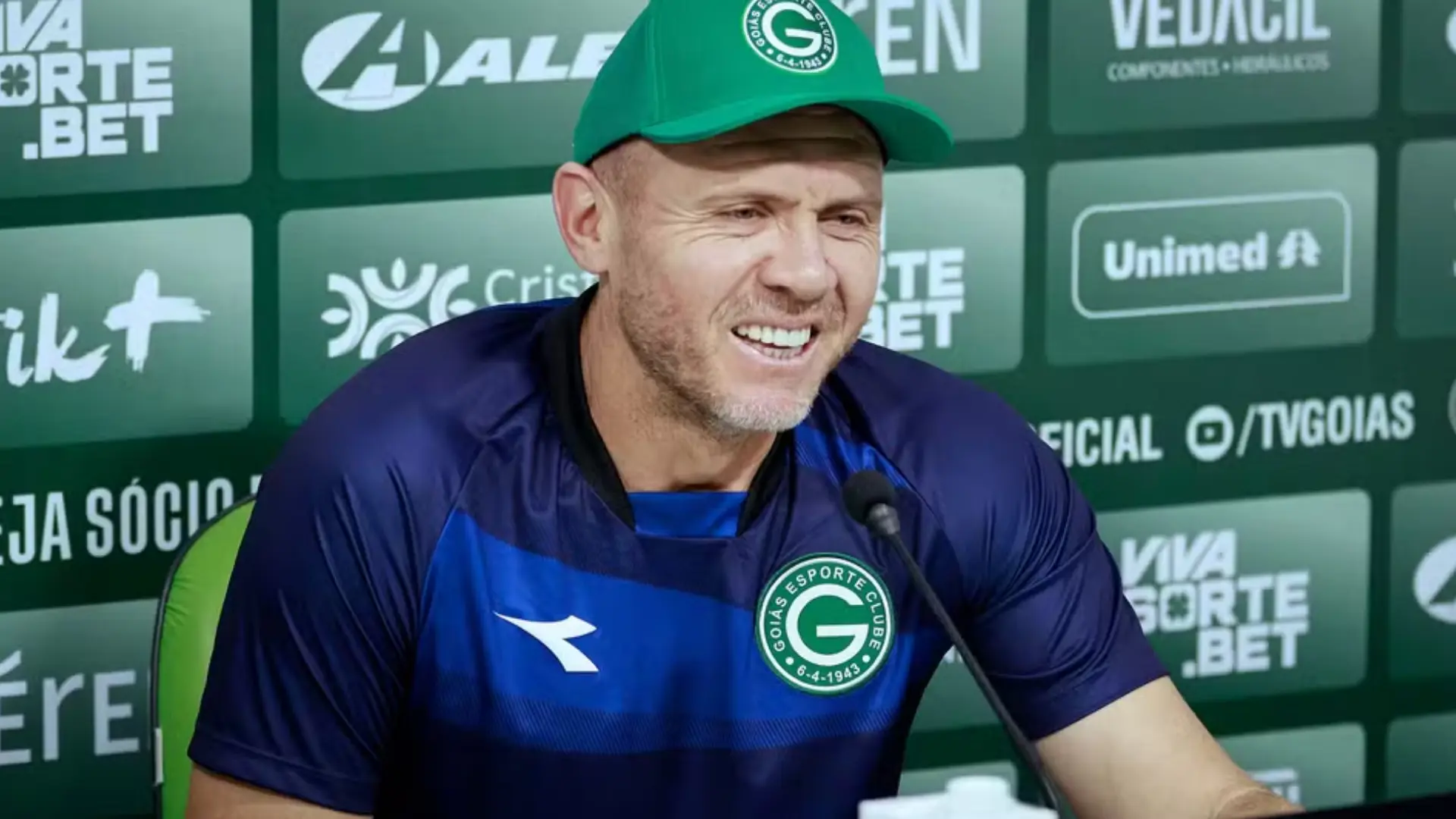 Técnico do Goiás reage ao ser chamado de “rei do acesso”
