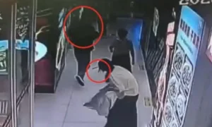 policia-detem-homem-de-35-anos-apos-esfaquear-mulheres-na-china