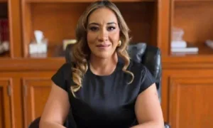 juiza-morre-apos-ataque-de-abelhas-enquanto-protegia-filho-de-3-anos