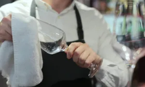 justica-manda-restaurante-pagar-r$-50-mil-a-garcom-demitido