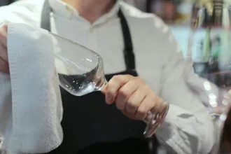 justica-manda-restaurante-pagar-r$-50-mil-a-garcom-demitido