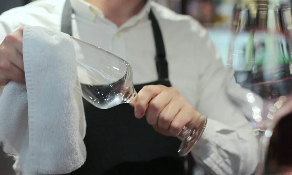 Justiça manda restaurante pagar R$ 50 mil a garçom demitido
