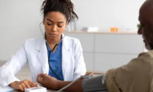 proposta-legislativa-visa-assegurar-atendimento-integral-e-prioritario-a-enfermeiros-em-hospitais-do-pais
