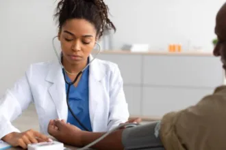 proposta-legislativa-visa-assegurar-atendimento-integral-e-prioritario-a-enfermeiros-em-hospitais-do-pais