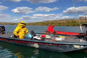 pai-e-filho-pulam-em-rio-para-fugir-de-ataque-de-abelhas-durante-pescaria-em-goias