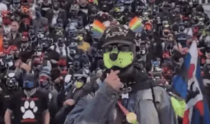por-que-mais-de-mil-pessoas-usaram-mascaras-de-cachorro-em-berlim?-veja-video