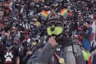 por-que-mais-de-mil-pessoas-usaram-mascaras-de-cachorro-em-berlim?-veja-video