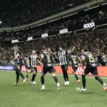 atletico-mg-reverte-vantagem,-vence-o-santos-nos-penaltis-e-vai-para-a-semifinal-da-sul-americana