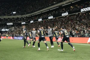 atletico-mg-reverte-vantagem,-vence-o-santos-nos-penaltis-e-vai-para-a-semifinal-da-sul-americana