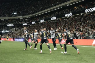 atletico-mg-reverte-vantagem,-vence-o-santos-nos-penaltis-e-vai-para-a-semifinal-da-sul-americana