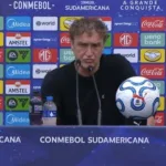 cuca-lamenta-pressao-no-santos-apos-queda-para-o-atletico-na-arena-mrv