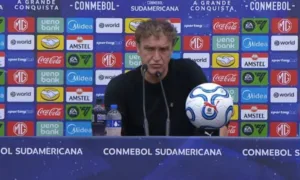 cuca-lamenta-pressao-no-santos-apos-queda-para-o-atletico-na-arena-mrv
