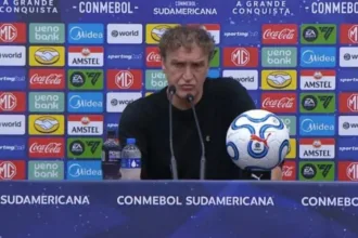 cuca-lamenta-pressao-no-santos-apos-queda-para-o-atletico-na-arena-mrv
