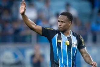 golaco!-jovane-cabral-marca-de-falta-e-empata-para-o-gremio-contra-o-botafogo-no-nilton-santos