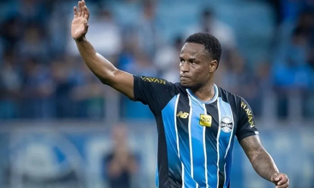 Golaço! Jovane Cabral marca de falta e empata para o Grêmio contra o Botafogo no Nilton Santos