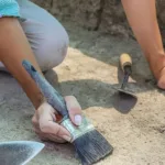 temporal-na-italia-expoe-tumba-de-2,5-mil-anos-em-encosta