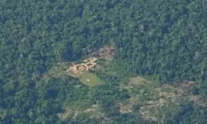 piloto-filma-aldeia-indigena-durante-sobrevoo-na-amazonia