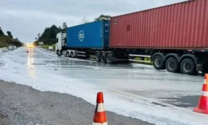 resina-espalhada-em-rodovia-de-sp-causa-batida-e-bloqueio