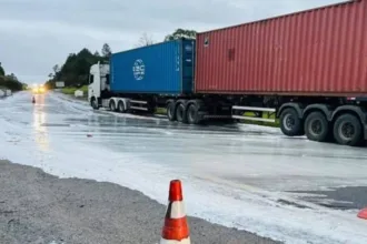 resina-espalhada-em-rodovia-de-sp-causa-batida-e-bloqueio