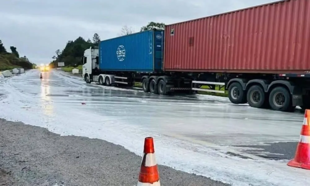 Resina espalhada em rodovia de SP causa batida e bloqueio