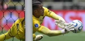 atletico-mg-marca-no-fim,-ve-goleiro-brilhar-e-elimina-santos-nos-penaltis-–-uol