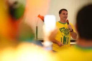 aumento-no-bolsa-familia-coloca-flavio-em-encruzilhada:-como-criticar-lula-sem-ser-contra-o-reajuste?