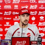 com-acesso-no-radar,-helton-leite-trata-reta-final-do-vila-como-“dez-decisoes”