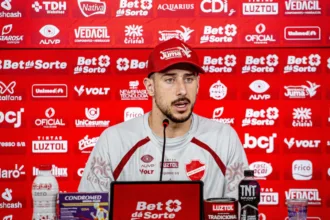 com-acesso-no-radar,-helton-leite-trata-reta-final-do-vila-como-“dez-decisoes”