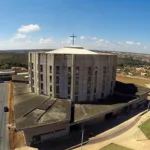 trabalhador-passa-mal-e-fica-preso-em-andaime-a-30-metros-de-altura-na-catedral-de-luziania