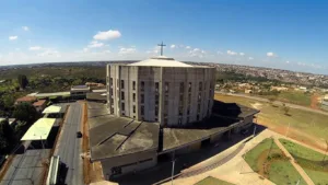trabalhador-passa-mal-e-fica-preso-em-andaime-a-30-metros-de-altura-na-catedral-de-luziania