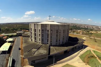 trabalhador-passa-mal-e-fica-preso-em-andaime-a-30-metros-de-altura-na-catedral-de-luziania