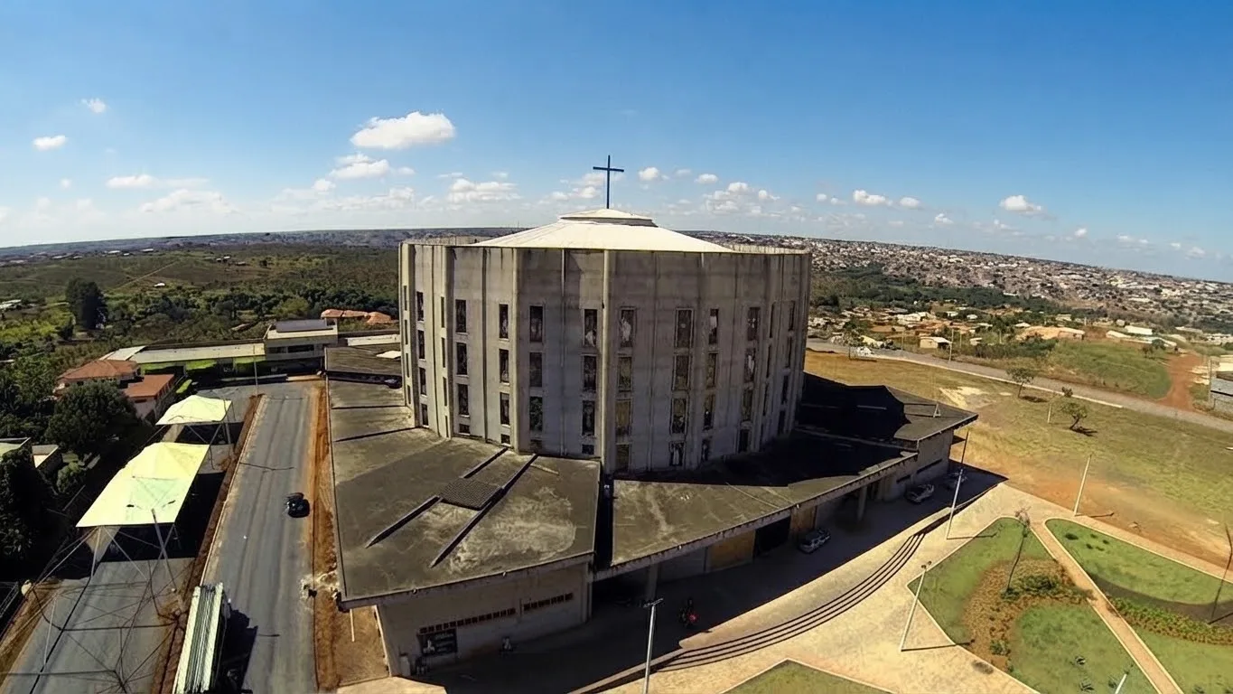 Trabalhador passa mal e fica preso em andaime a 30 metros de altura na Catedral de Luziânia