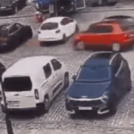carro-atinge-seis-veiculos-apos-bater-em-postes-durante-manobra-para-estacionar;-video