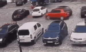 carro-atinge-seis-veiculos-apos-bater-em-postes-durante-manobra-para-estacionar;-video
