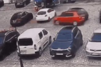 carro-atinge-seis-veiculos-apos-bater-em-postes-durante-manobra-para-estacionar;-video